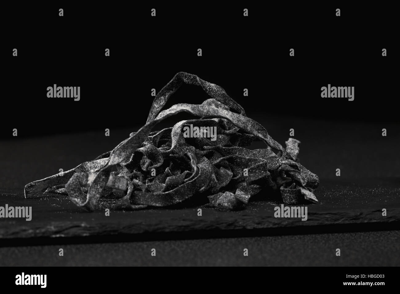 Nouilles dans une obscurité noire Banque D'Images