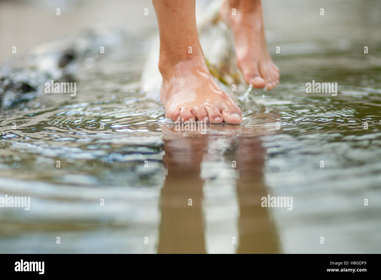 Les jambes des filles sur l'eau Banque D'Images