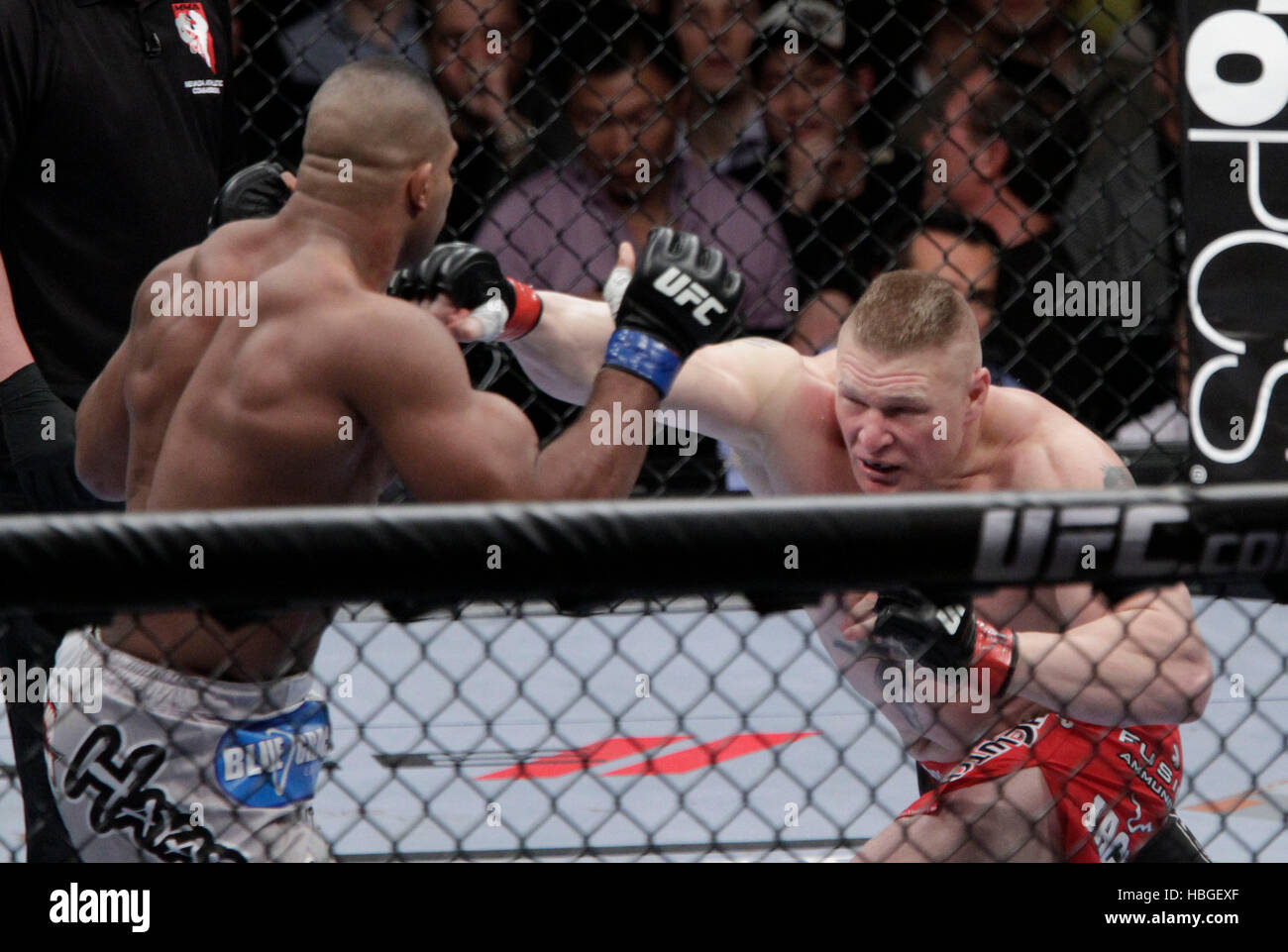 Les combattants de l'UFC Brock Lesnar, Alistair Overeem, droit et combattre lors de l'UFC 141 à la MGM Grand Garden Arena de Las Vegas, Nevada le Vendredi, 30 décembre 2011. Photo par Francis Specker Banque D'Images