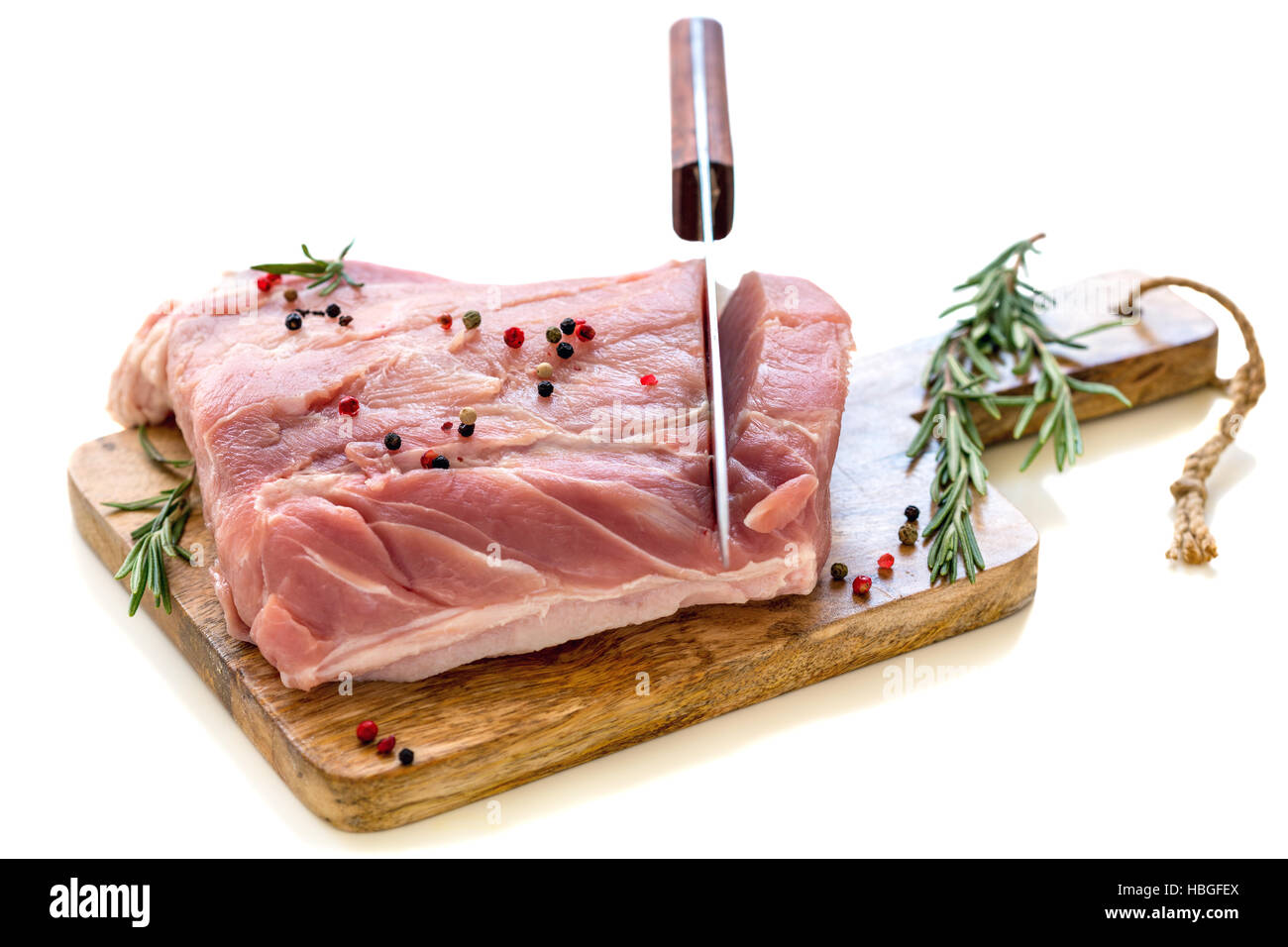 Préparer la viande à rôtir sur le gril. Banque D'Images