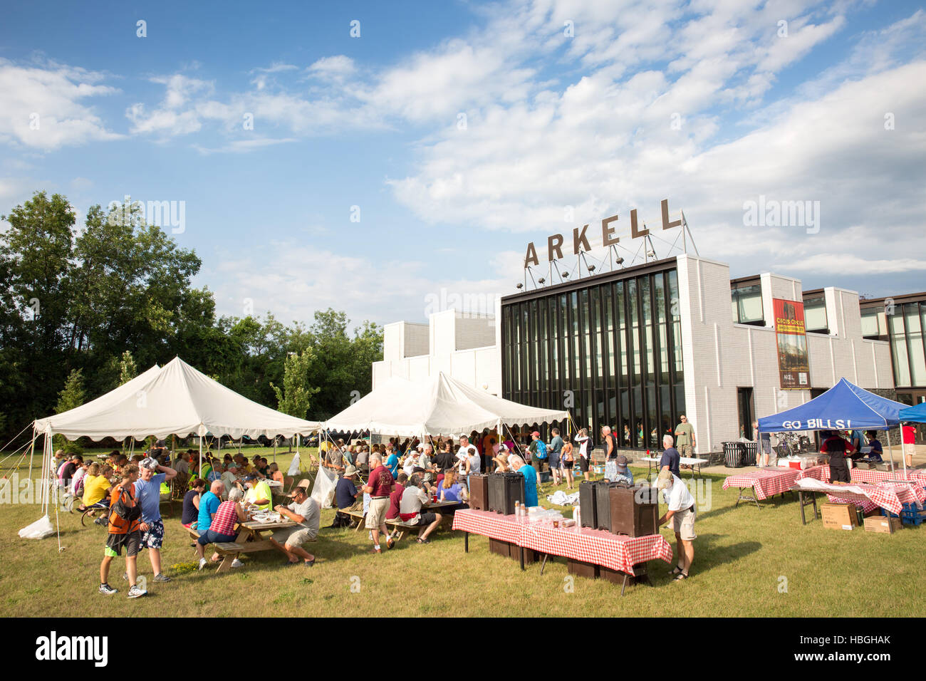 Les cyclistes sur le canal Érié annuel Bike Tour arrêter pour le dîner et la culture au Musée Arkell, Canajoharie, New York. Banque D'Images
