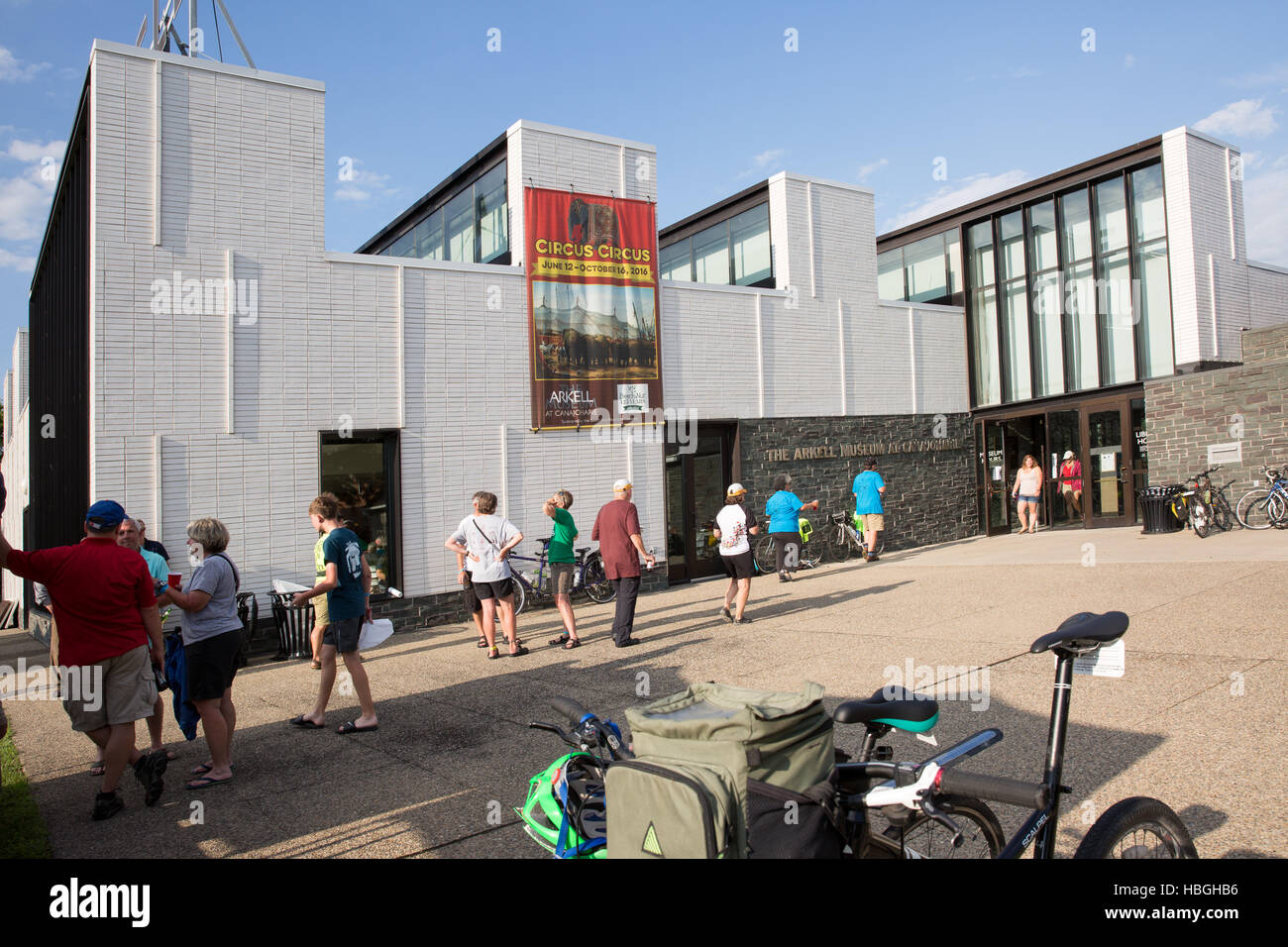 Les cyclistes sur le canal Érié annuel Bike Tour arrêter pour le dîner et la culture au Musée Arkell, Canajoharie, New York. Banque D'Images