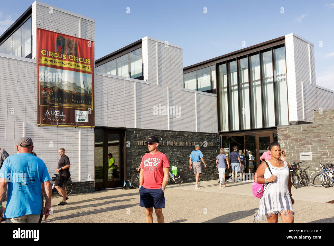 Les cyclistes sur le canal Érié annuel Bike Tour arrêter pour le dîner et la culture au Musée Arkell, Canajoharie, New York. Banque D'Images