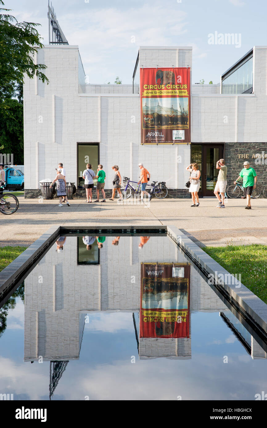 Les cyclistes sur le canal Érié annuel Bike Tour arrêter pour le dîner et la culture au Musée Arkell, Canajoharie, New York. Banque D'Images