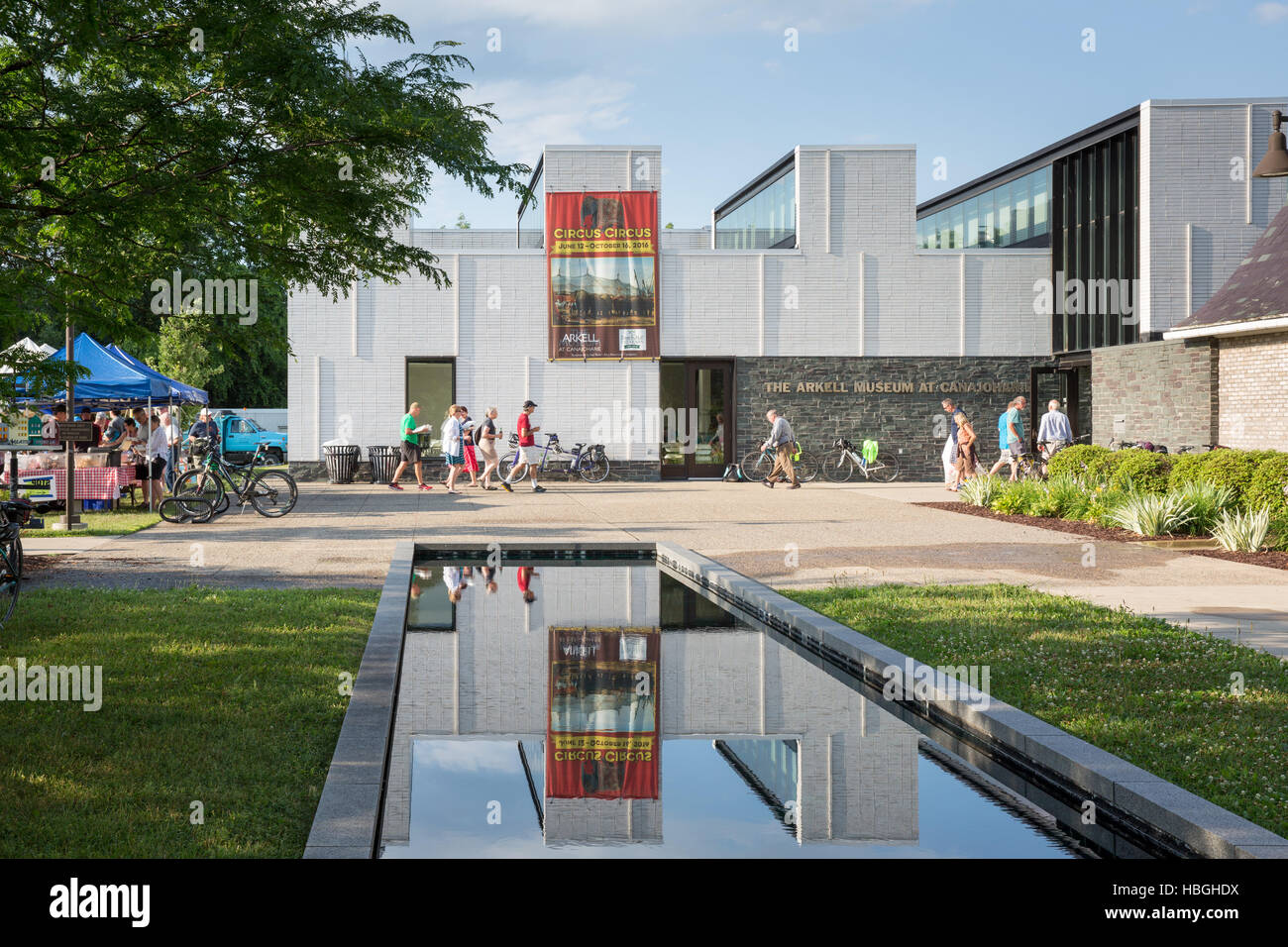 Les cyclistes sur le canal Érié annuel Bike Tour arrêter pour le dîner et la culture au Musée Arkell, Canajoharie, New York. Banque D'Images