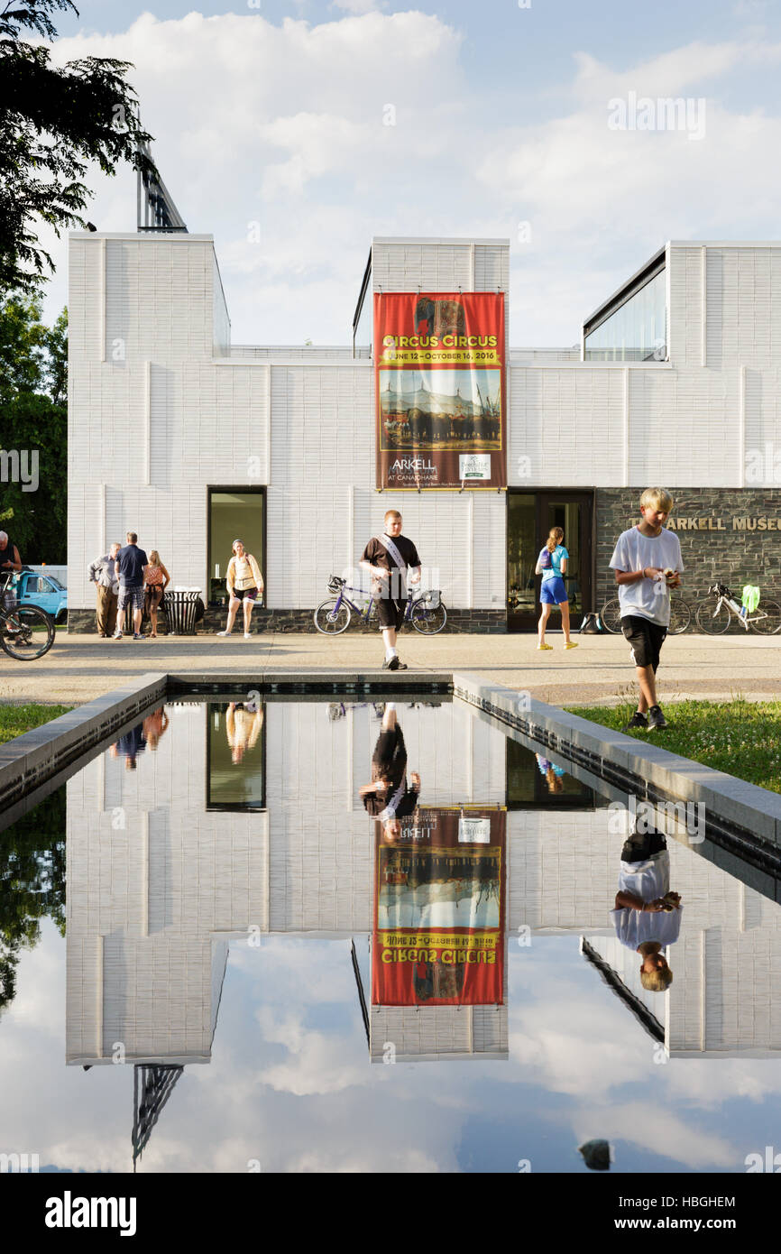 Les cyclistes sur le canal Érié annuel Bike Tour arrêter pour le dîner et la culture au Musée Arkell, Canajoharie, New York. Banque D'Images