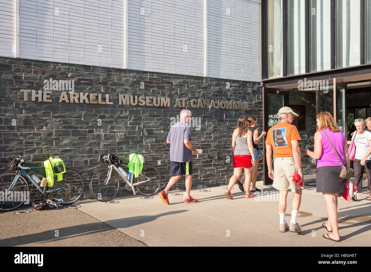 Les cyclistes sur le canal Érié annuel Bike Tour arrêter pour le dîner et la culture au Musée Arkell, Canajoharie, New York. Banque D'Images