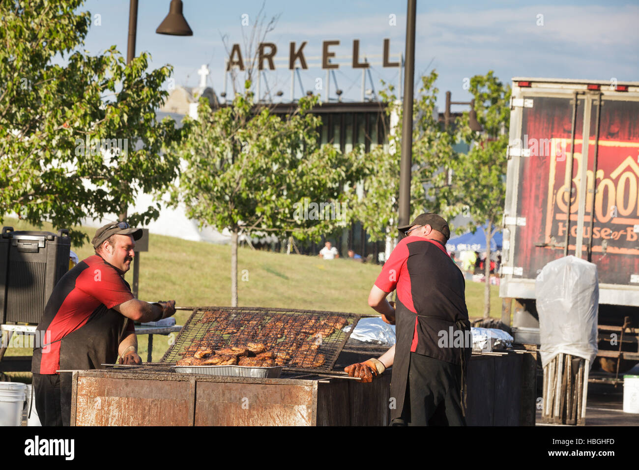Les cyclistes sur le canal Érié annuel Bike Tour arrêter pour le dîner et la culture au Musée Arkell, Canajoharie, New York. Banque D'Images