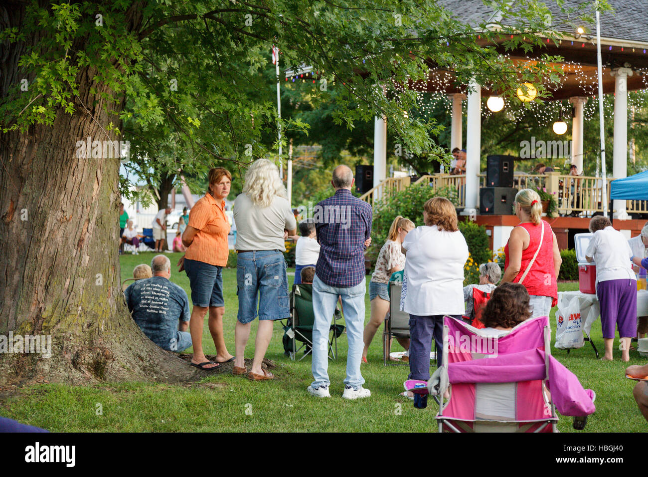 Communauté jouit d'un concert sous le kiosque à musique dans le parc, Fort Plain Hazlett, New York Banque D'Images