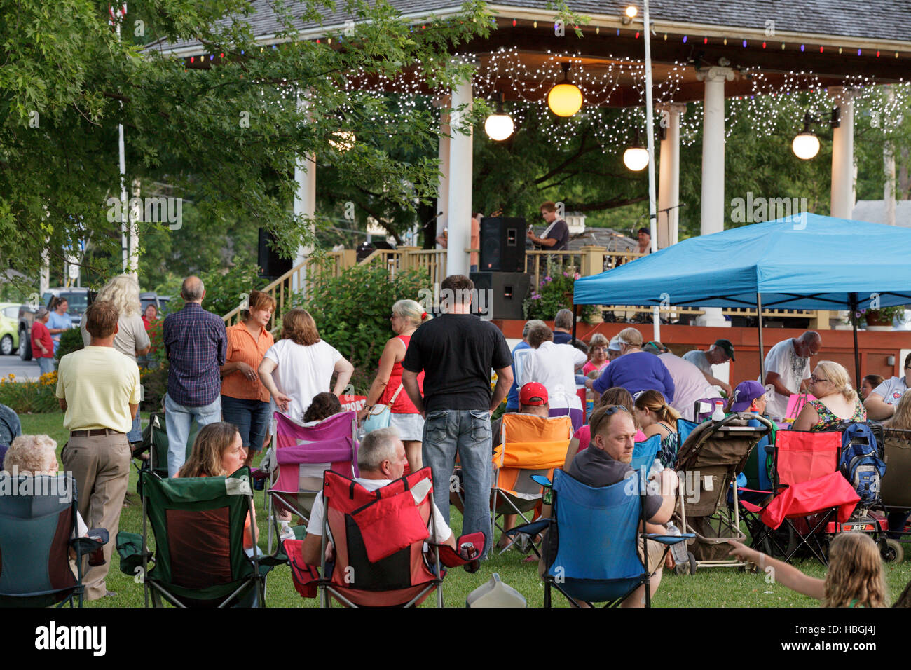 Communauté jouit d'un concert sous le kiosque à musique dans le parc, Fort Plain Hazlett, New York Banque D'Images