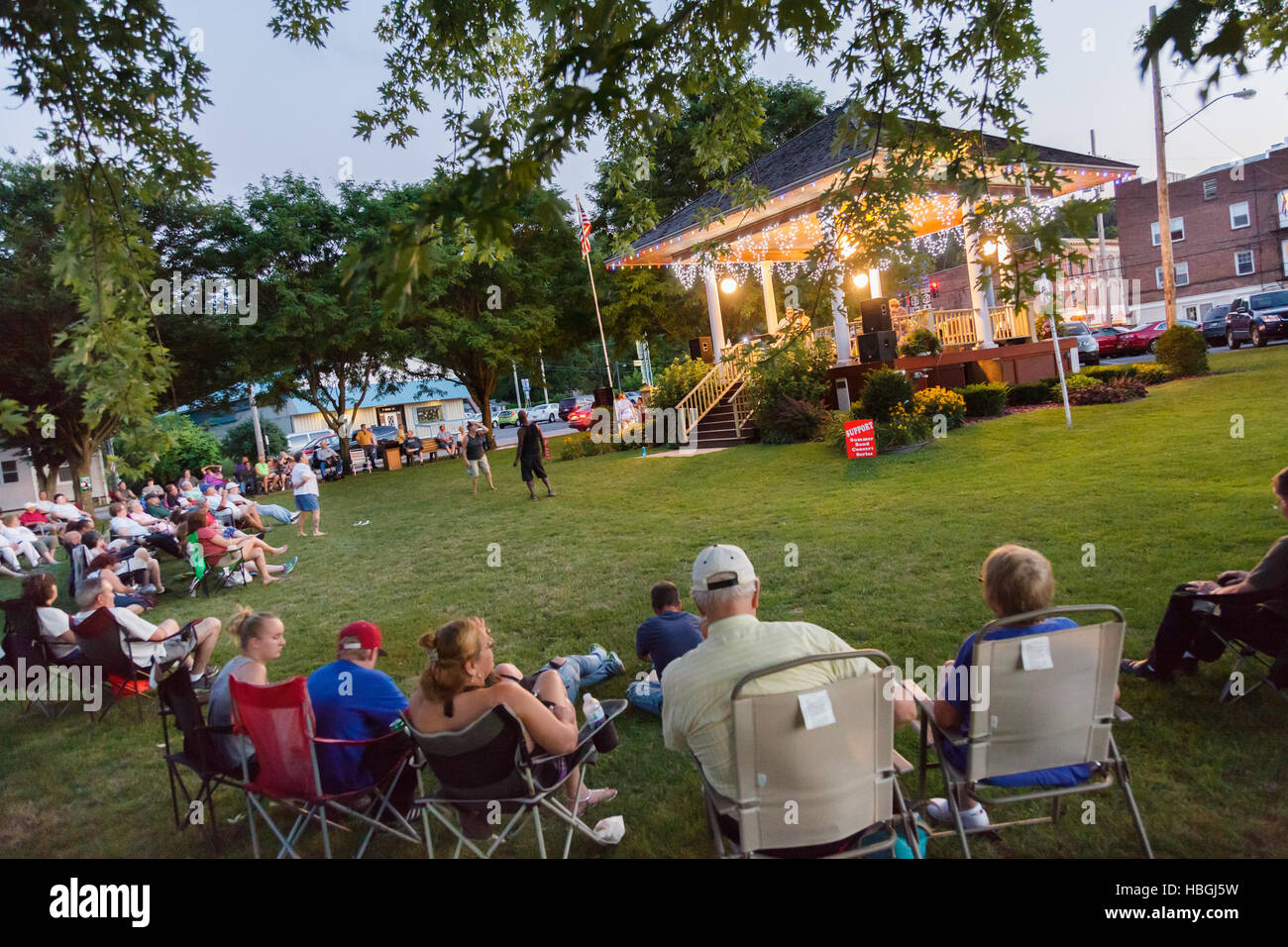 Communauté jouit d'un concert sous le kiosque à musique dans le parc, Fort Plain Hazlett, New York Banque D'Images
