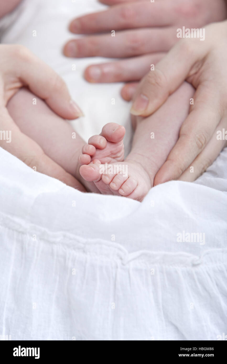 Pieds et mains de bébé parents Banque D'Images