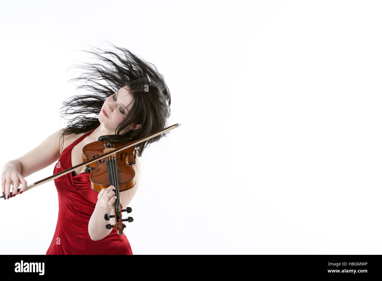 Jeune femme violoniste dans une robe rouge Banque D'Images Jeune femme violoniste dans une robe rouge Banque D'Images
