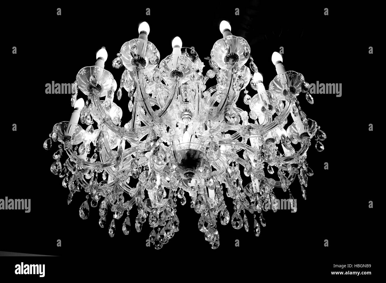 Lustre en verre ou en cristal au plafond avec des lumières et des bougies Banque D'Images