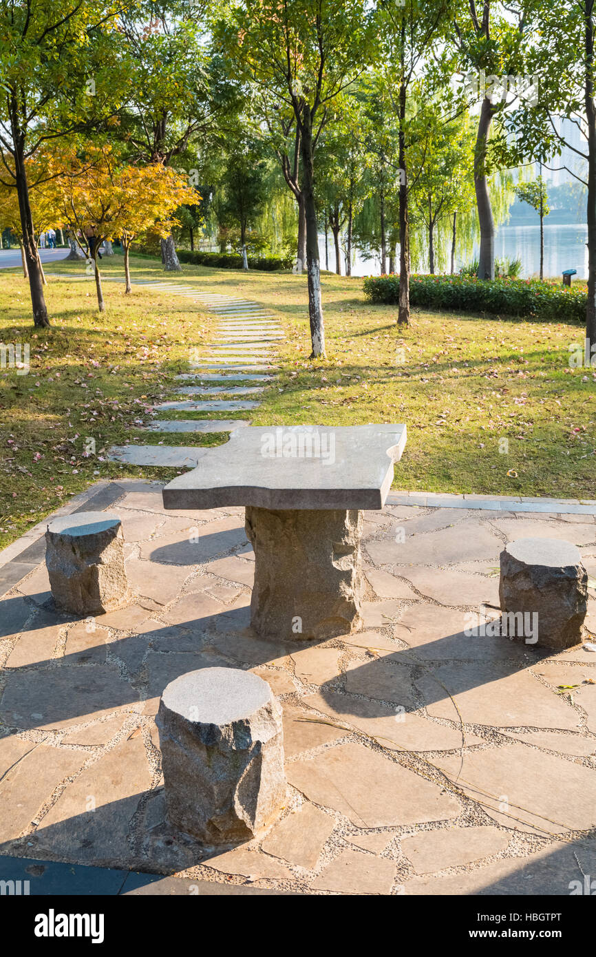 Petite table en pierre dans le parc Banque D'Images