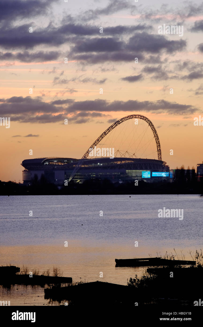 L'Europe, Royaume-Uni, Angleterre, Londres, stade de Wembley Welsh Harp coucher du soleil Banque D'Images