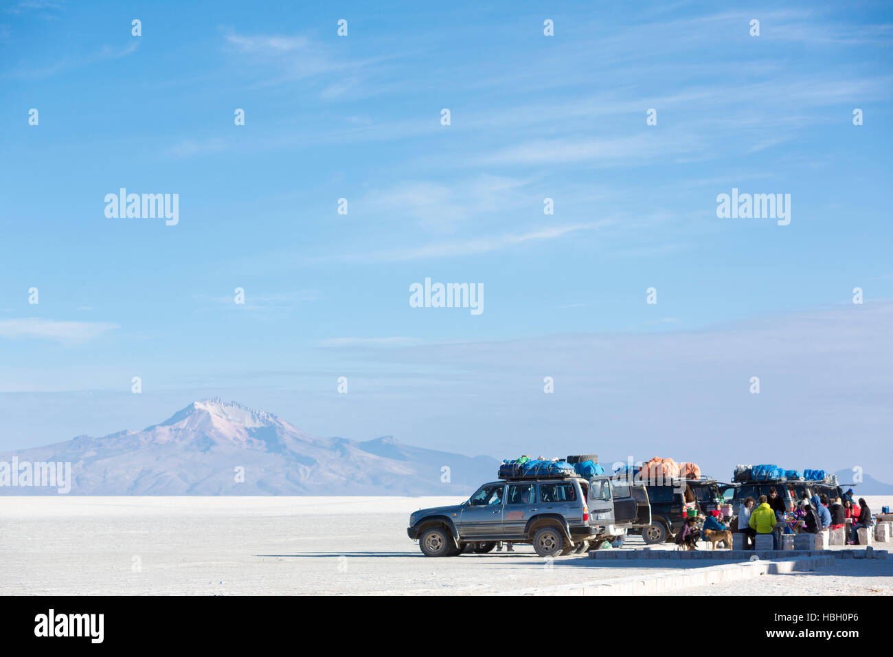 Groupe de touristes et 4x4 autos à la Isla Incahuasi dans le Salar de Uyuni Banque D'Images