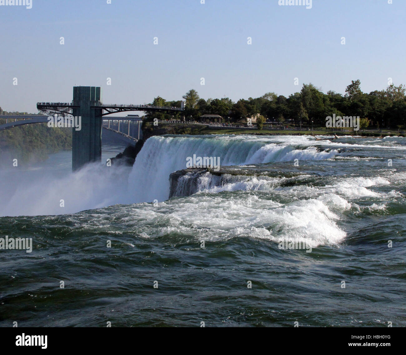 Les chutes du Niagara du côté américain avec tour d'observation de Prospect Point à Niagara Falls State Park Banque D'Images