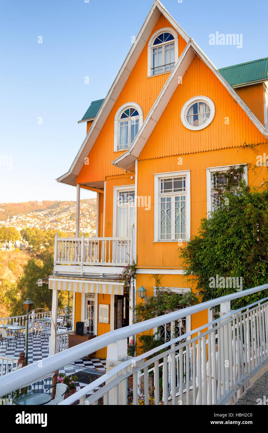 Un flash d'orange éclaire une grande colline à Valparaiso, Chili Banque D'Images