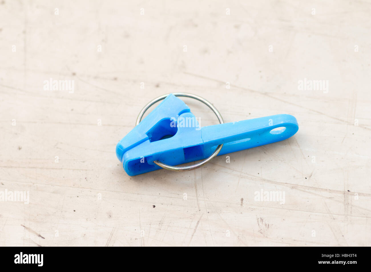 Plastique cassé clothespin bleu Banque D'Images