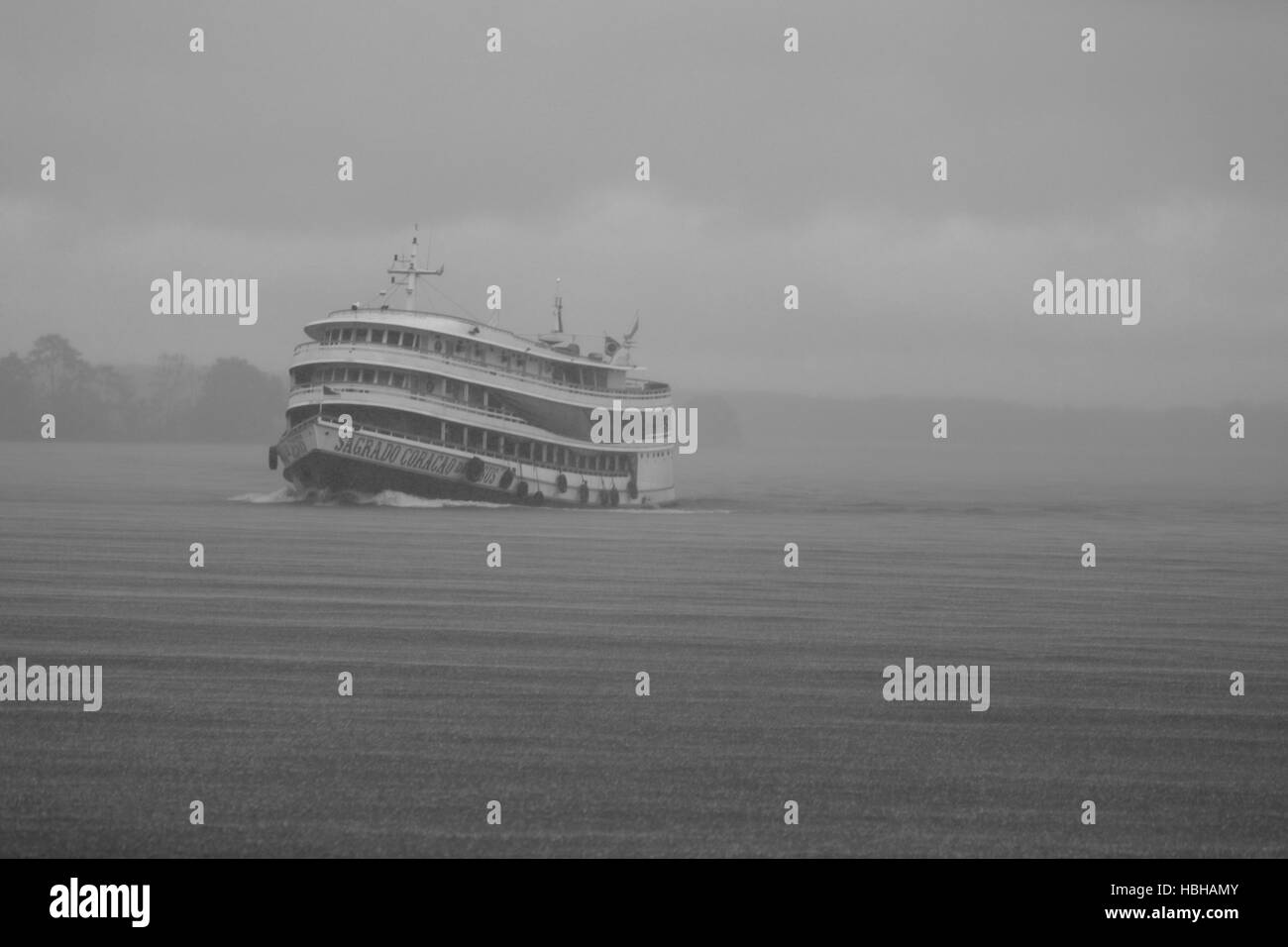 Bateau sur l'Amazone avec la pluie. L'Amazonas. Brésil Banque D'Images