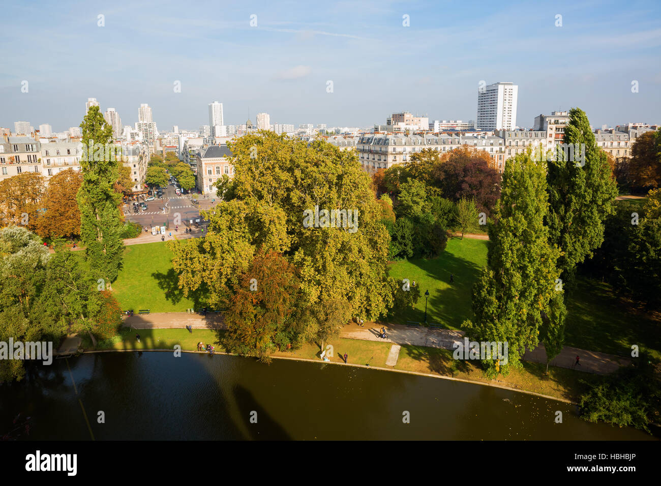 Vue sur Paris depuis le Temple de la Sybille au Parc Buttes Chaumont Banque D'Images