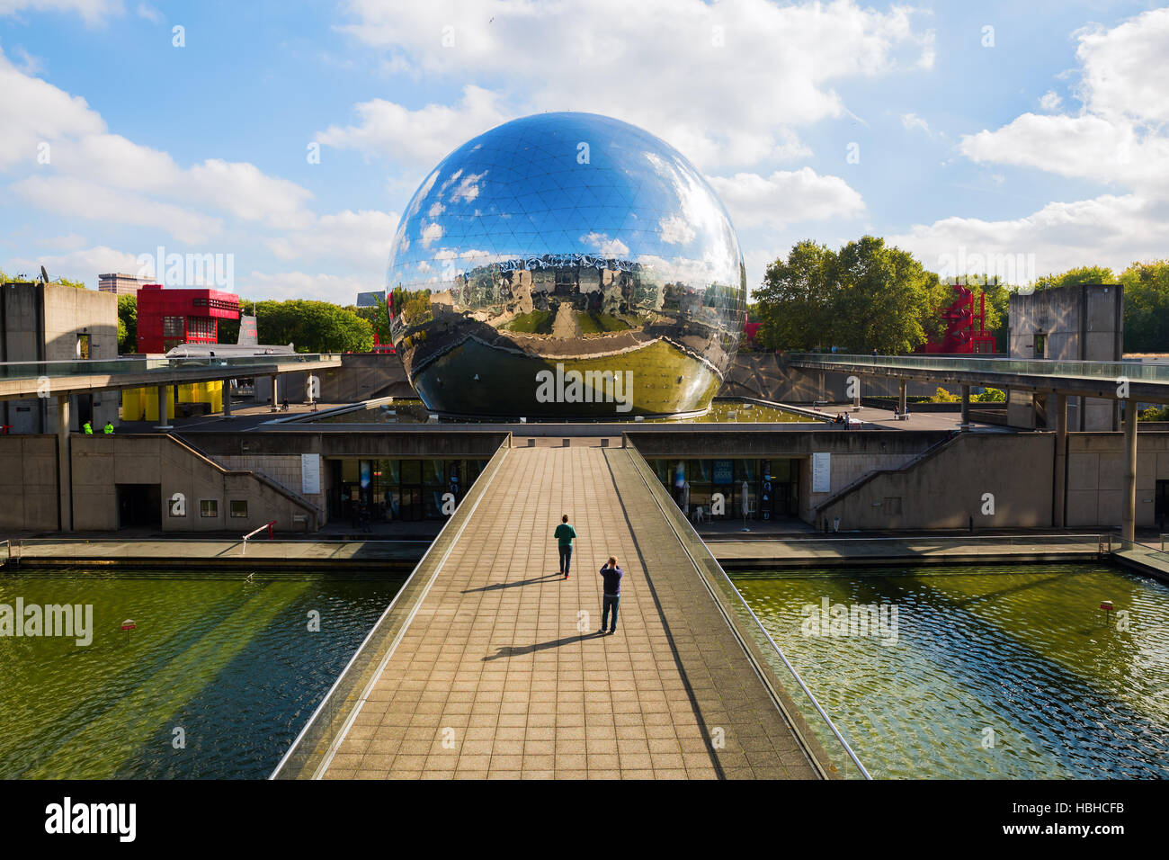 La Géode dans le Parc de la Villette, Paris, France Banque D'Images