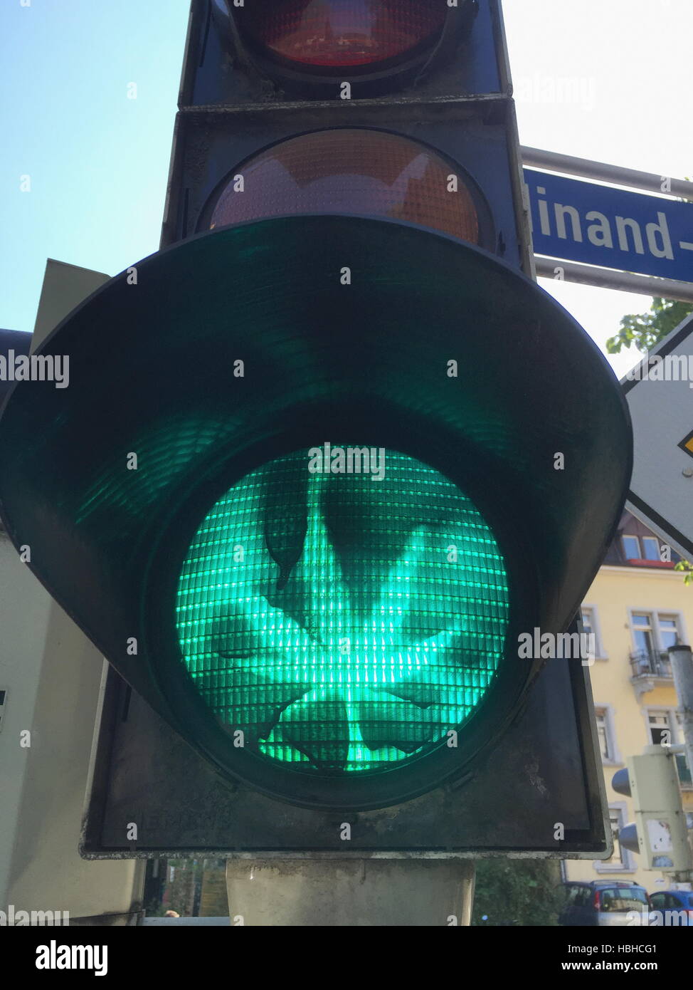 Close-up of traffic feu vert avec la marijuana sign Banque D'Images
