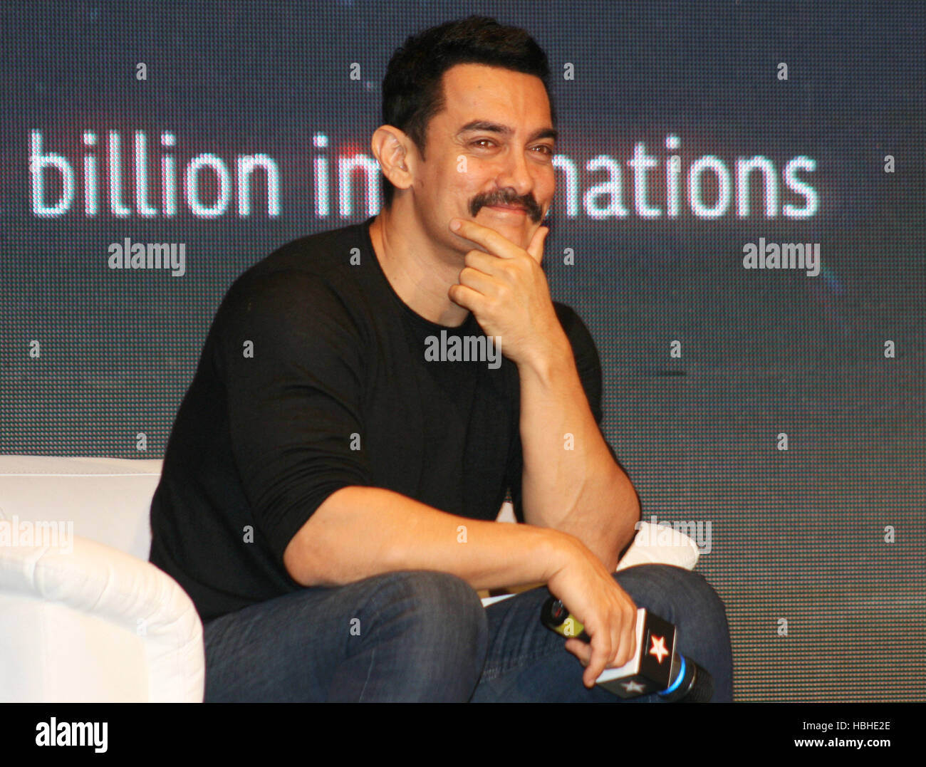 L'acteur de Bollywood Aamir Khan parle au cours de l'annonce d'un chat à la télévision montrer sur Star Plus à Mumbai, Inde Banque D'Images