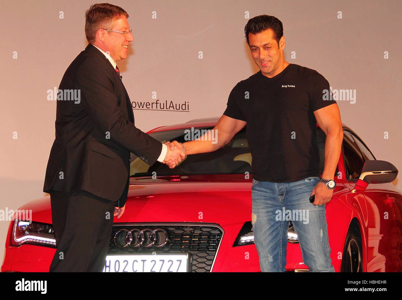 L'acteur de Bollywood Salman Khan avec Joe King, chef Audi l'Inde durant le lancement de l'Audi RS7 Sportback Voiture de luxe de Mumbai Inde Banque D'Images