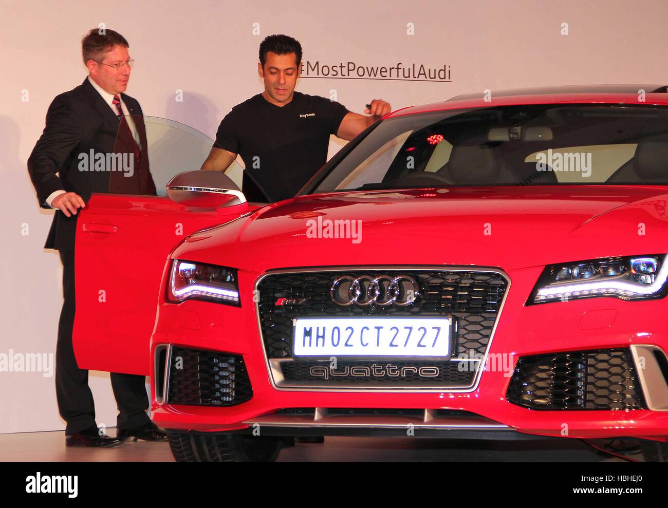 L'acteur de Bollywood Salman Khan avec Joe King, chef Audi l'Inde durant le lancement de l'Audi RS7 Sportback Voiture de luxe de Mumbai Inde Banque D'Images