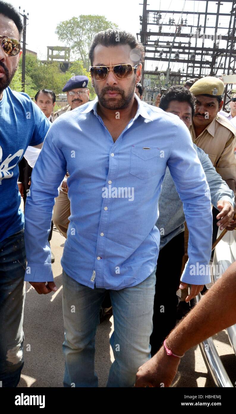 Bollywood actor salman khan arrives Banque de photographies et d'images à  haute résolution - Alamy