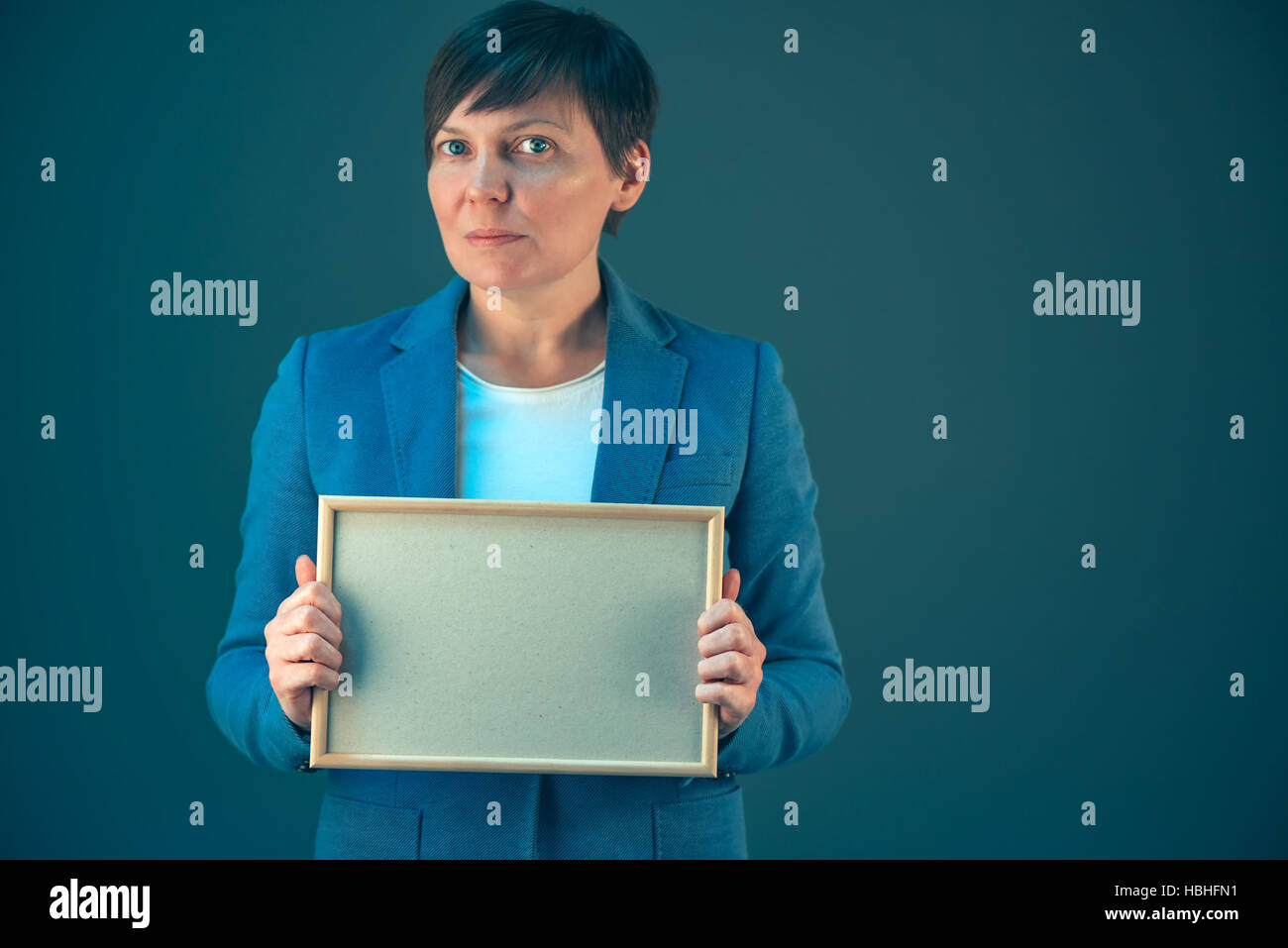 Business Woman holding blank diplôme certificat comme maquette copy space Banque D'Images