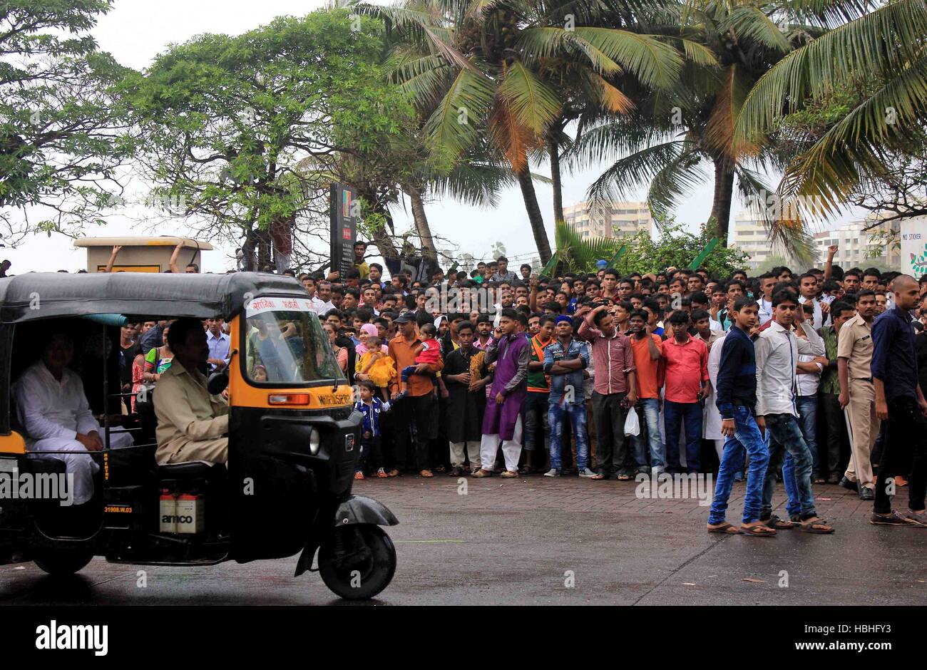 Salman Khan, acteur indien, foule en attente, pour le voir sur la célébration d'Eid al Fitr, Bombay, Mumbai, Maharashtra, Inde, Asie Banque D'Images