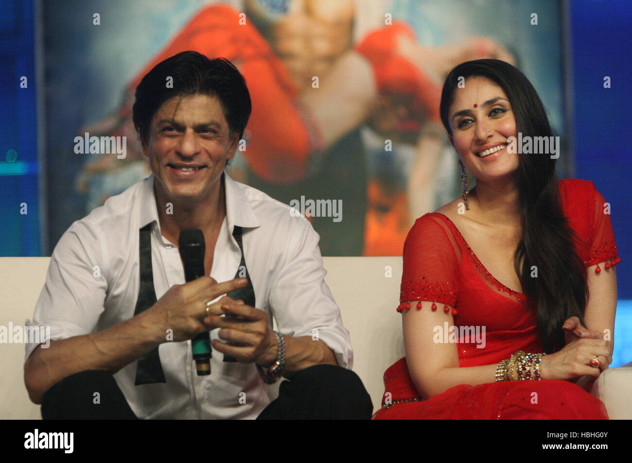 Kareena Kapoor, actrice indienne de Bollywood avec l'acteur Shah Rukh Khan pour la promotion du film Ra.one dans Film City Mumbai Inde Banque D'Images