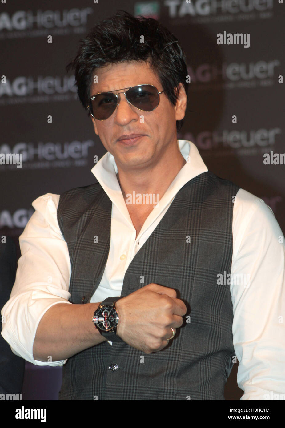 Shah Rukh Khan, acteur indien de Bollywood montrant LE TAG Heuer «Monaco  Grand Prix» Limited Edition Chronographe montre à Mumbai, Inde Photo Stock  - Alamy