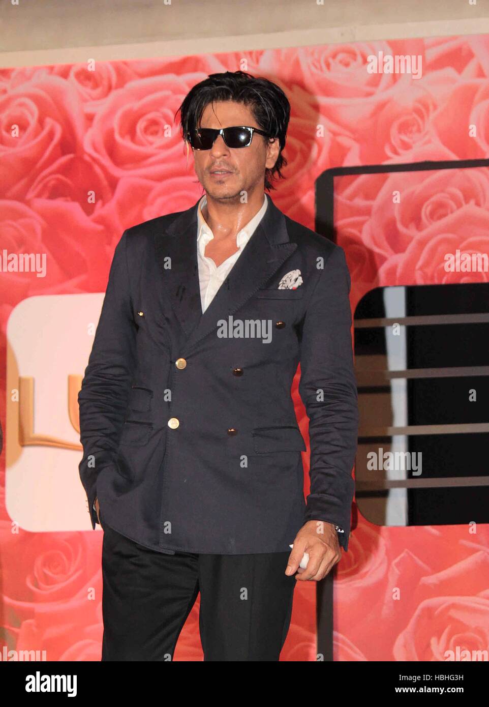Shahrukh Khan, acteur indien de Bollywood agissant sur la scène du train de plate-forme de chemin de fer à l'événement du concours Lux Chennai Express à Mumbai en Inde Banque D'Images
