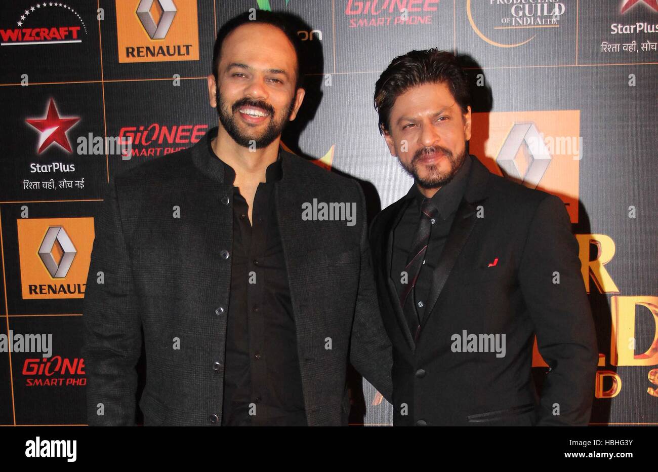 Rohit Shetty, réalisateur et producteur de films indiens avec l'acteur de Bollywood Shahrukh Khan aux Star Guild Awards à Mumbai, Inde Banque D'Images
