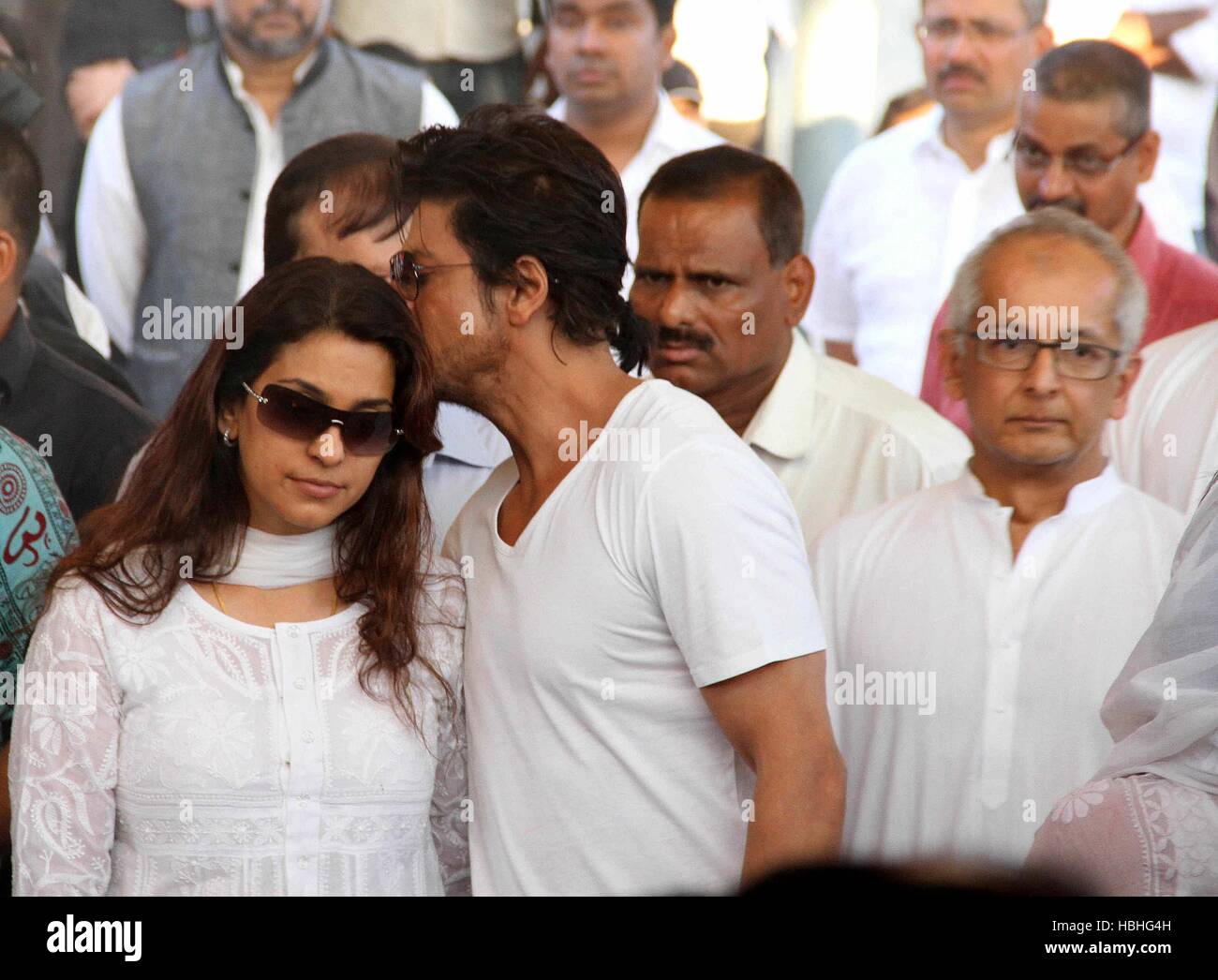 L'acteur de Bollywood Shah Rukh Khan réconforte l'actrice Juhi Chawla et Jay Mehta aux funérailles de Bobby Chawla à Mumbai, en Inde Banque D'Images