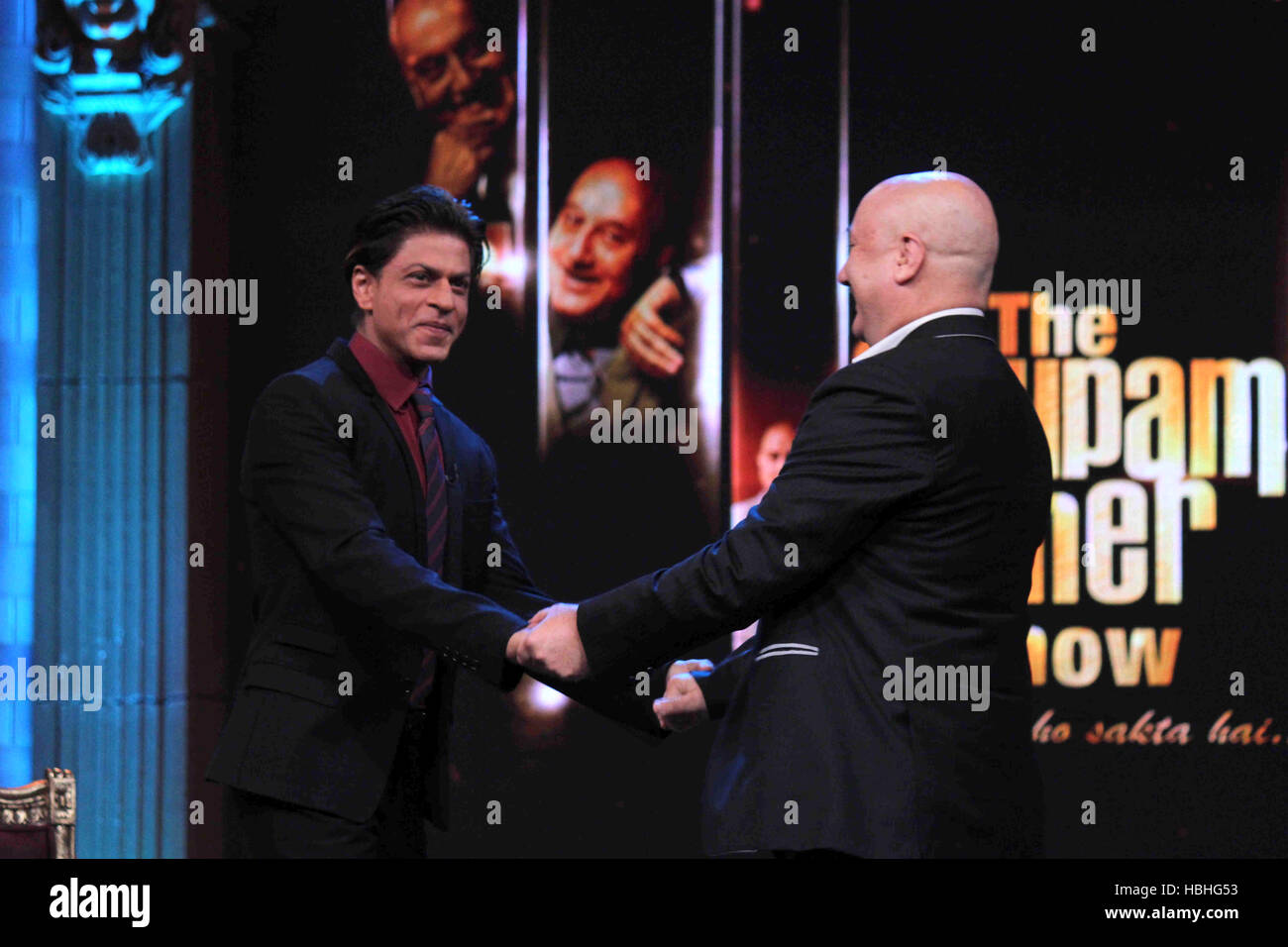 Anupam Kher accueillant Shahrukh Khan sur les ensembles de TV Kuch Bhi Ho Sakta Hai à Mumbai Inde Banque D'Images
