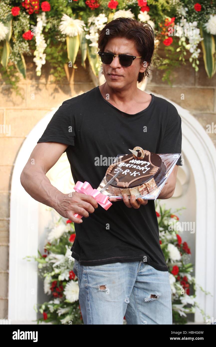 Shahrukh Khan coupe un gâteau célébrant son anniversaire, à Mumbai, en Inde Banque D'Images