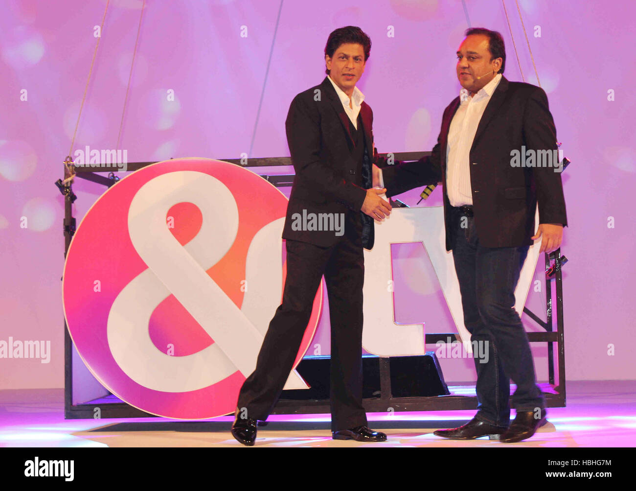 Unité Goenka, MD et PDG de Zee Entertainment Enterprises Limited ZEEL avec  Shah Rukh Khan, acteur indien de bollywood lors du lancement de la nouvelle chaîne  hindi et tv à Mumbai, Inde
