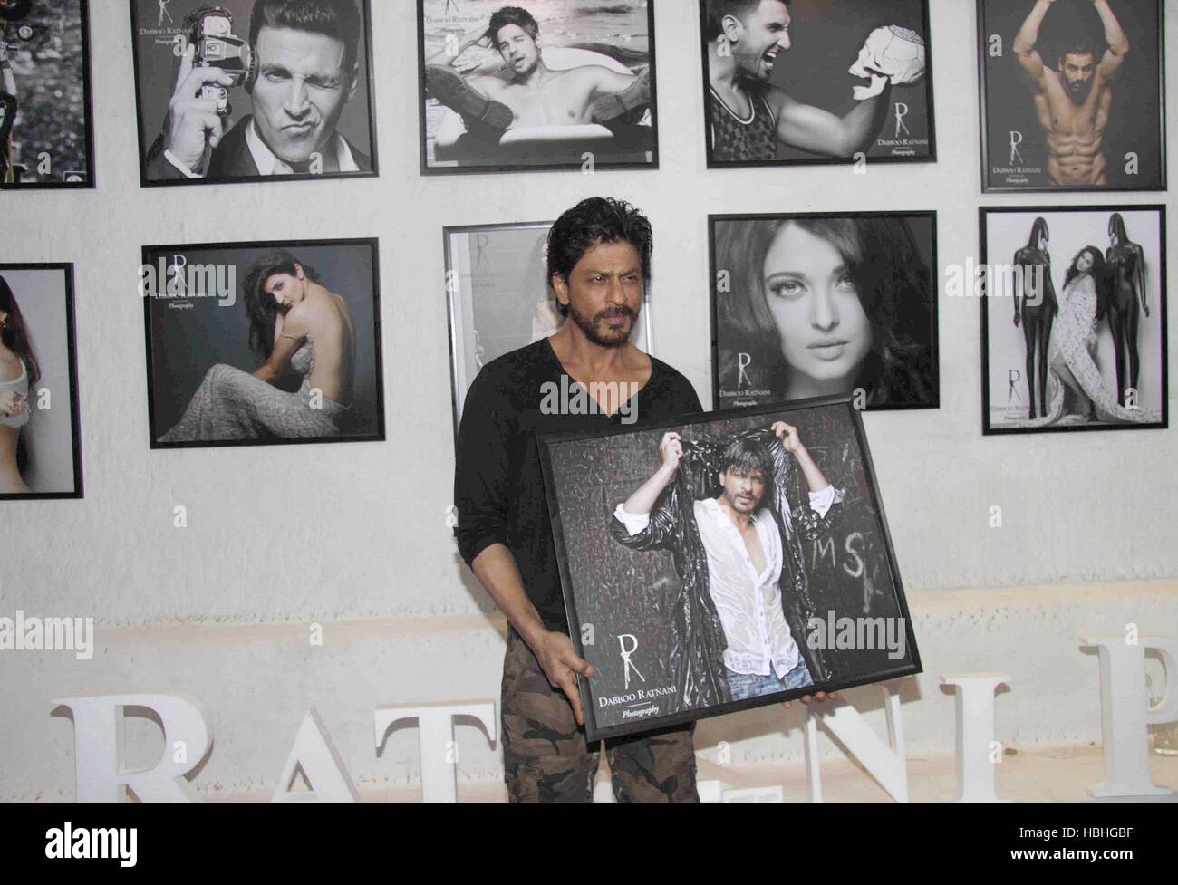 Shah Rukh Khan, acteur indien de Bollywood avec son imprimé encadré du calendrier du photographe de mode Dabboo Ratnani à Mumbai, Inde Banque D'Images
