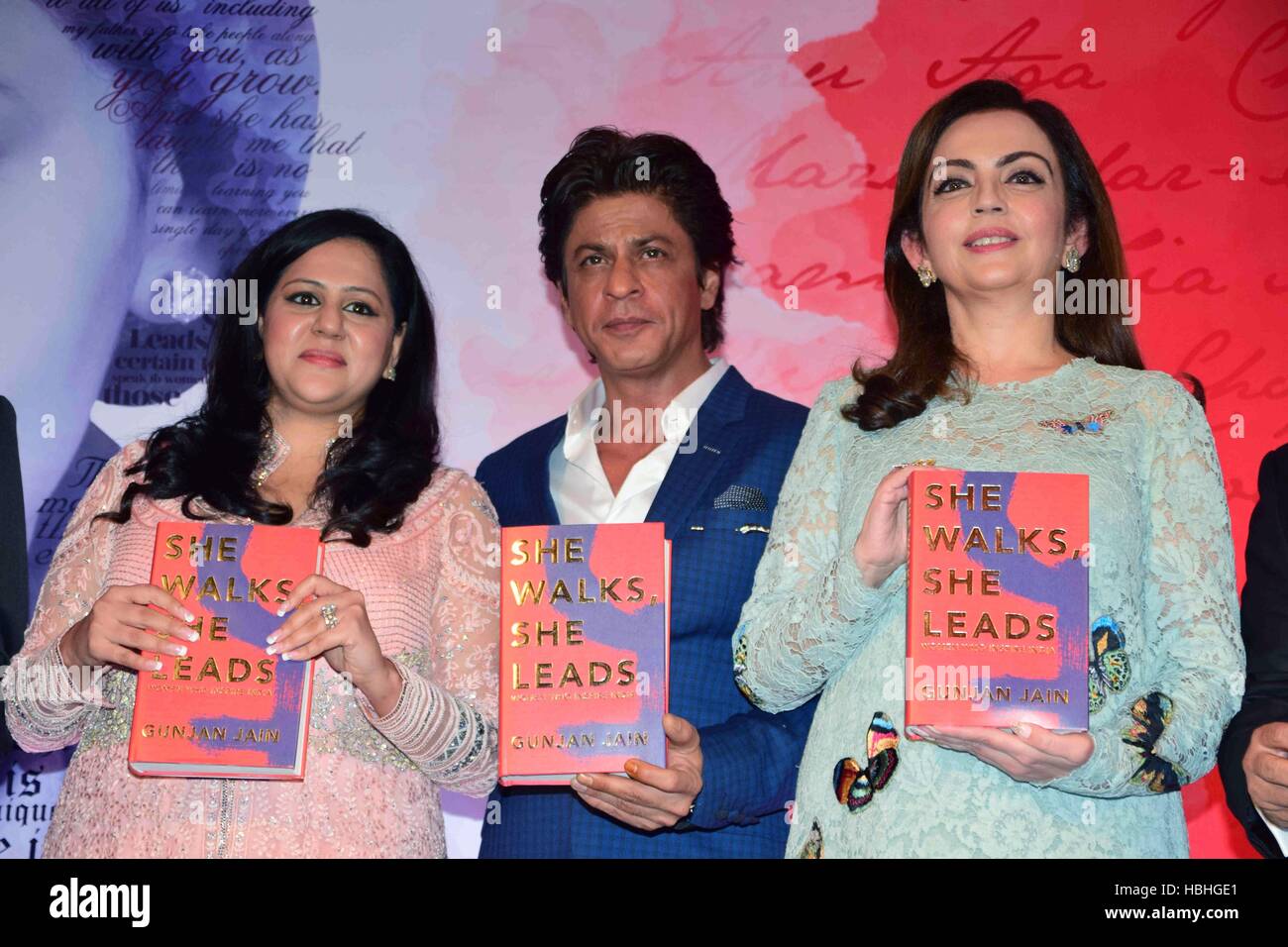 Shahrukh Khan, acteur indien de Bollywood au livre, elle marche, elle dirige le lancement par l'auteur Gunjan Jain et Nita Ambani de Reliance Foundation à Mumbai, Inde Banque D'Images