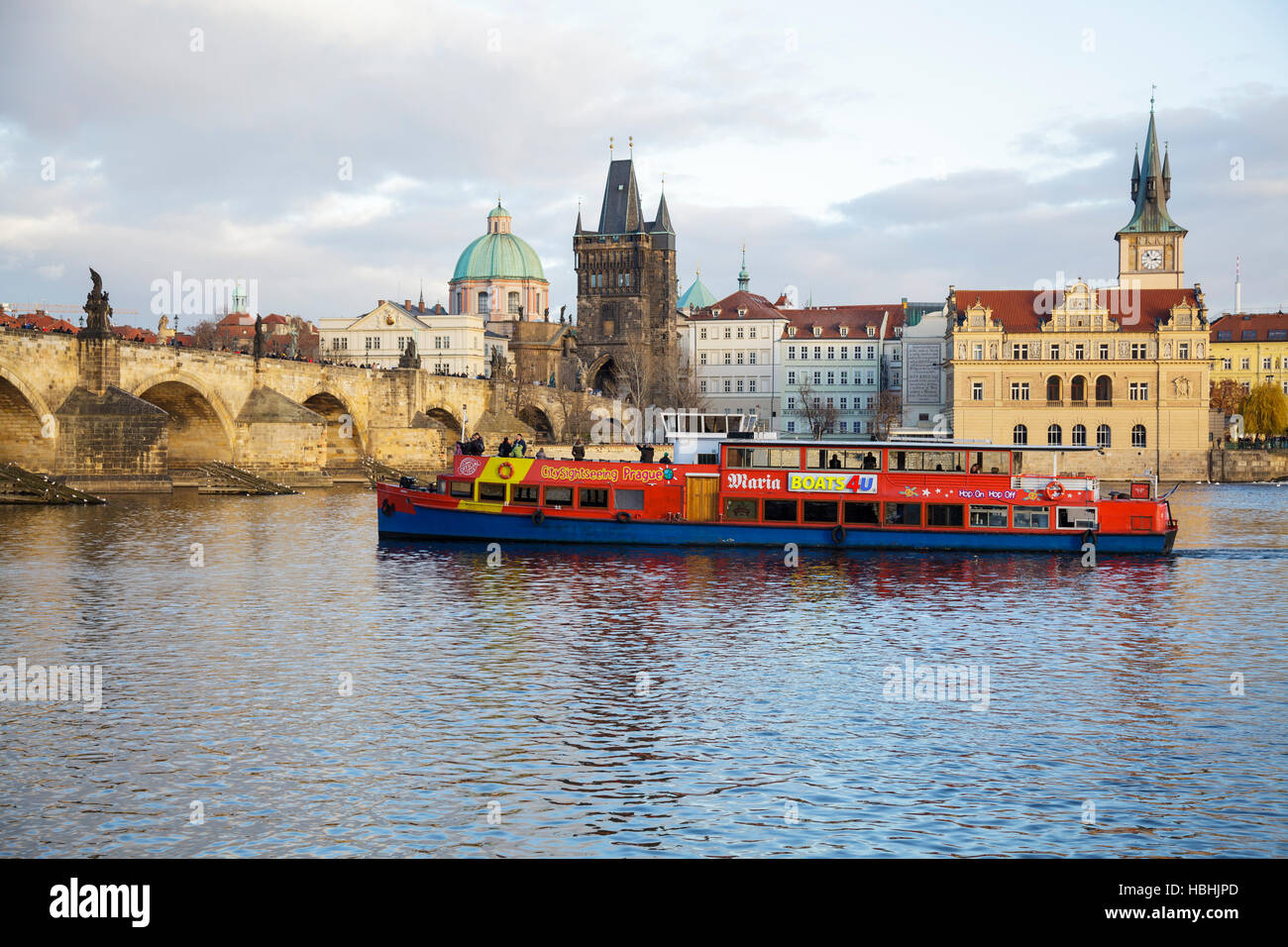 Bateaux de touristes sur la Vlatva River par le Pont Charles et la Vieille Ville, Prague, République Tchèque Banque D'Images
