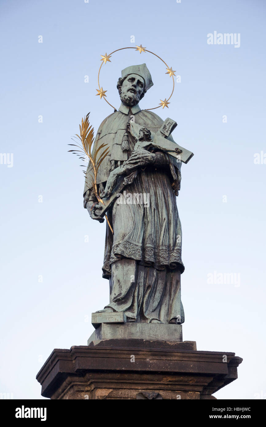 Statue de Jean Népomucène sur le Pont Charles, Prague, République Tchèque Banque D'Images