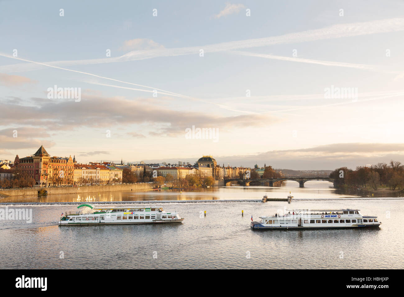 Vue de la rivière Vlatva du Pont Charles avec des bateaux de touristes, Prague, République Tchèque Banque D'Images