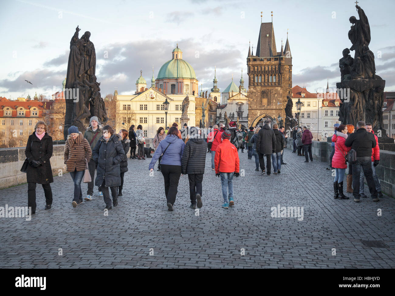 Les touristes à pied sur le Pont Charles, Prague, République Tchèque Banque D'Images