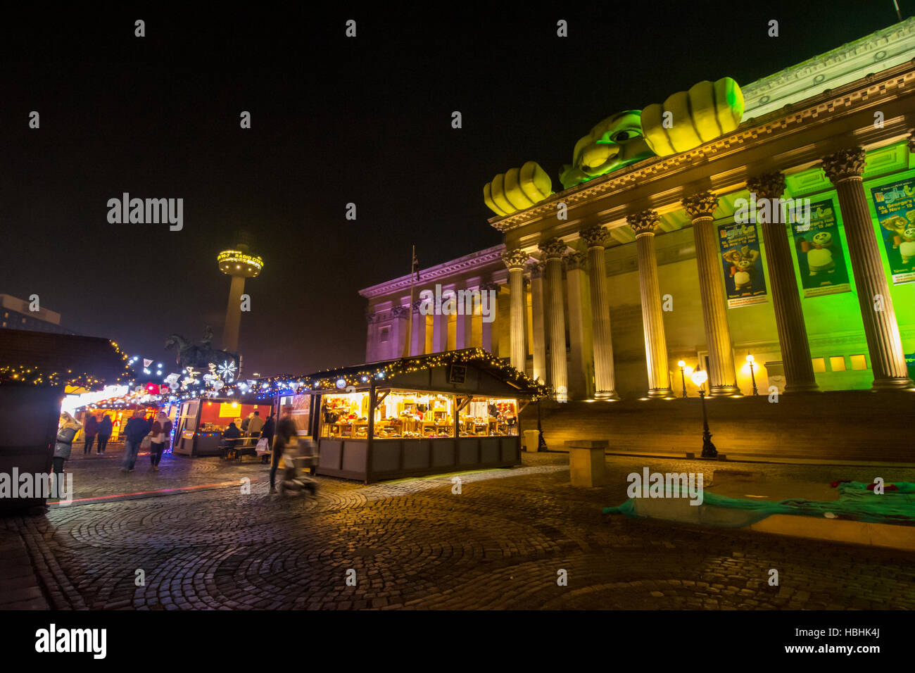 Marché de Noël 2016 de Liverpool en face de St Georges Hall avec un canot pneumatique à Shrek. Banque D'Images