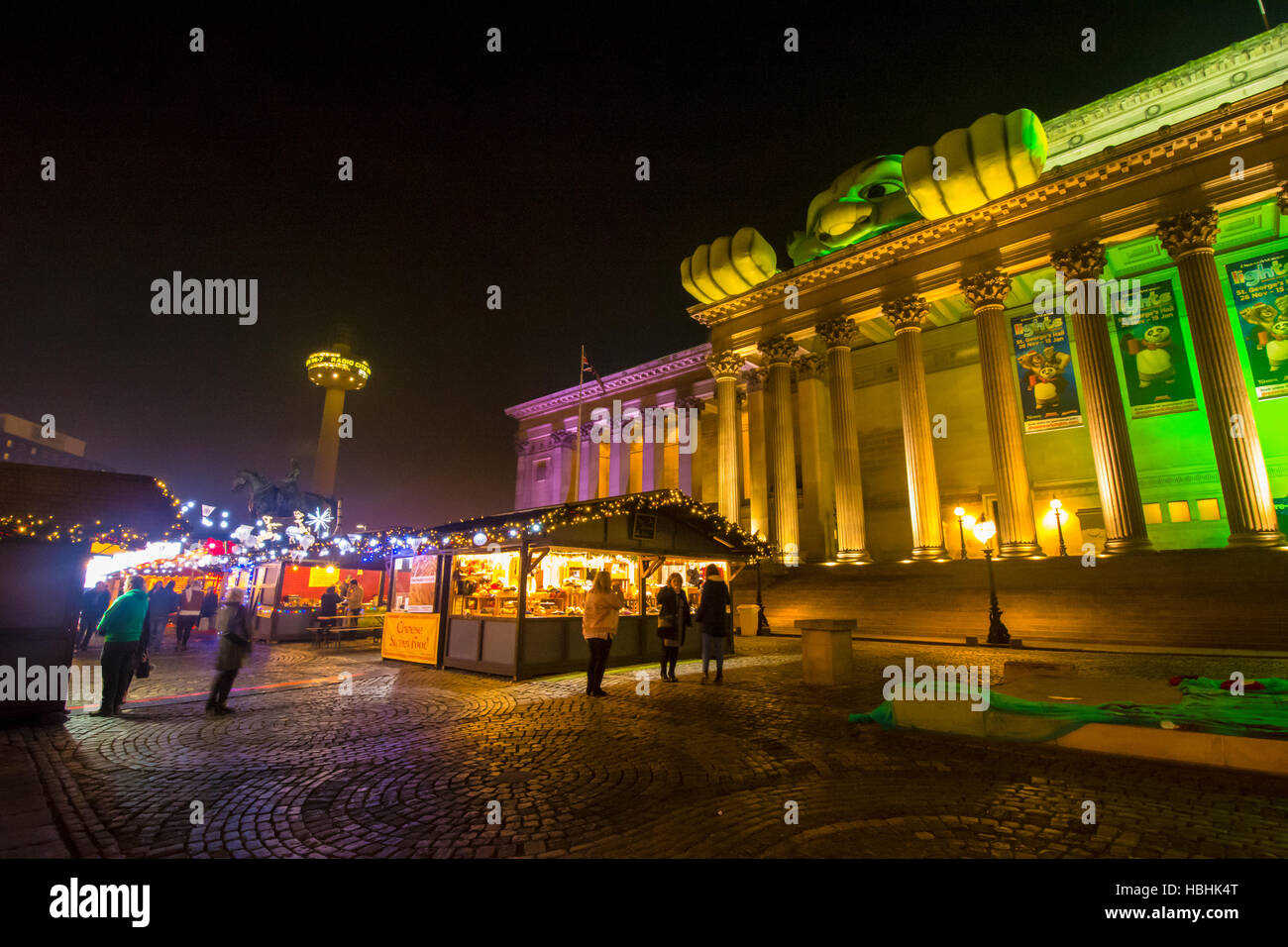 Marché de Noël 2016 de Liverpool en face de St Georges Hall avec un canot pneumatique à Shrek. Banque D'Images